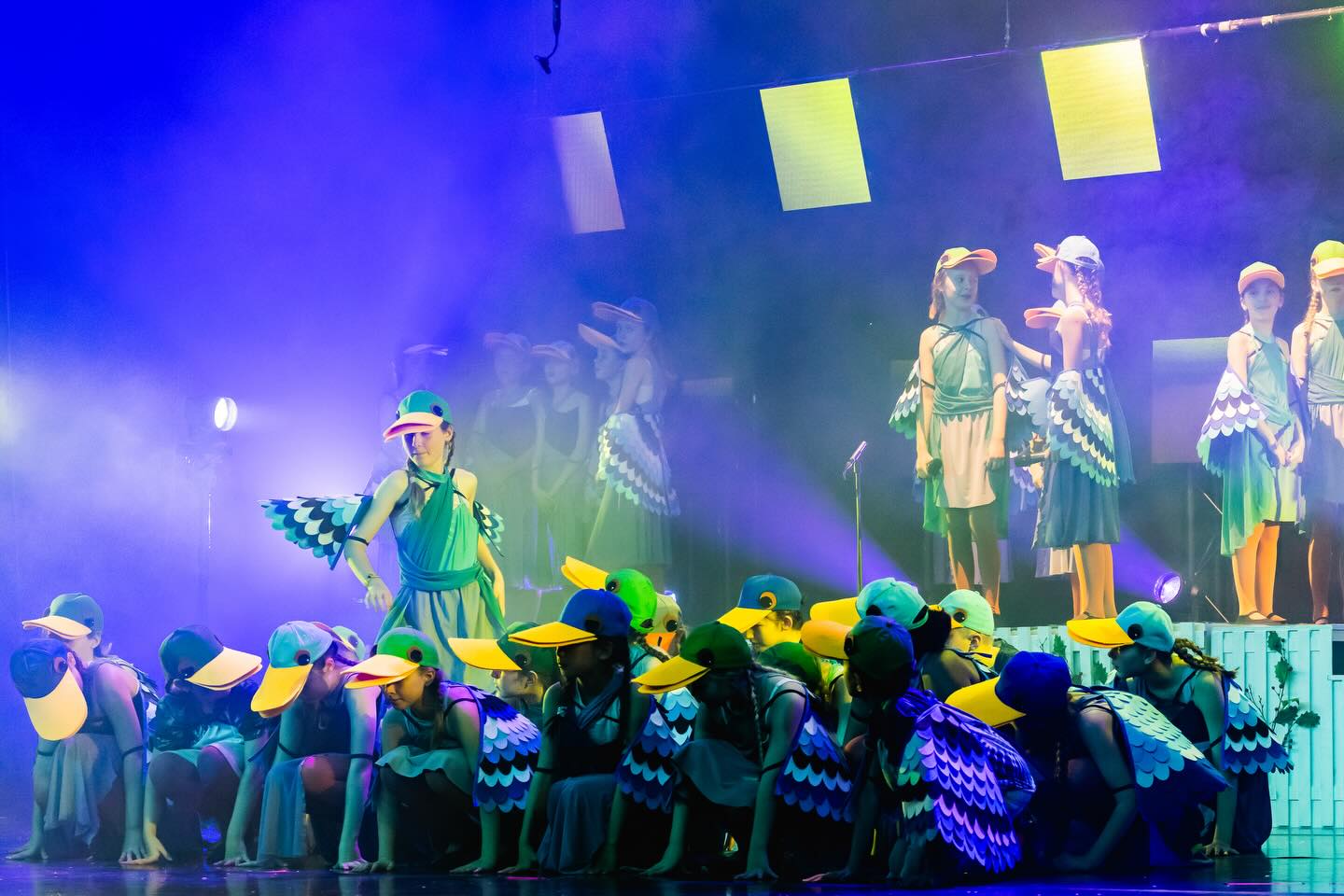 Laura i vintershow på scenen